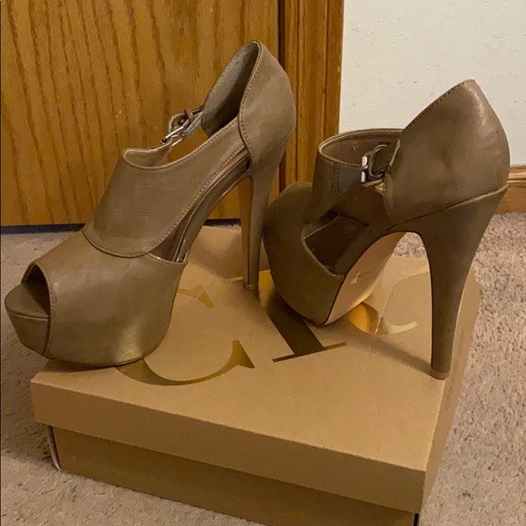 Heels - Picture 4 of 5